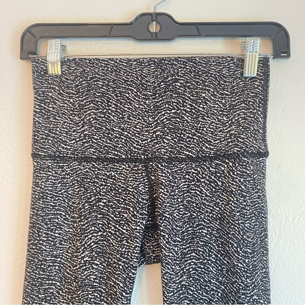 Lululemon Athletica Black and White Textured Leggings size 4 capri - Picture 2 of 6